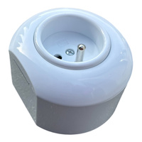 Enchufe con toma de tierra y marco 2P+T blanco brillo LADO ENCHUFE