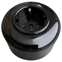 Enchufe Schuko con marco negro brillante redondo de montaje en superficie