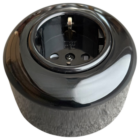 Enchufe Schuko con marco negro brillante redondo de montaje en superficie