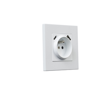 Enchufe metálico cuadrado con clavija + USB + TypeC blanco mate
